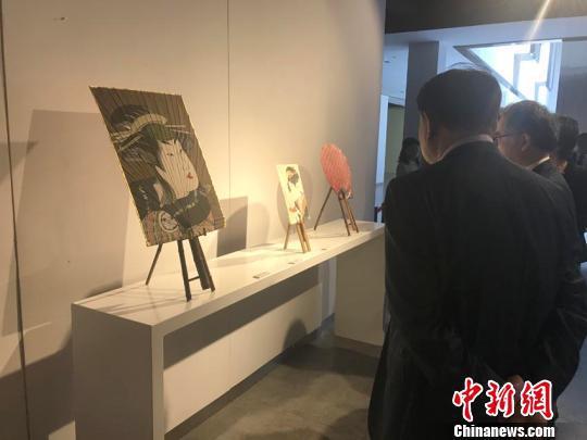 观众观展。 李彦国 摄