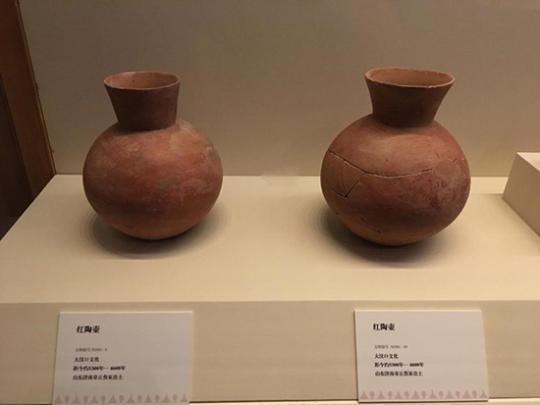 红陶壶展品展示。(李红 摄)