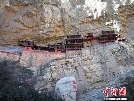 悬空寺始建于北魏晚期(公元417至523年),全寺距地面高约50米,是世界上现存建在悬崖绝壁上最早的木结构建筑群。 杨杰英 摄