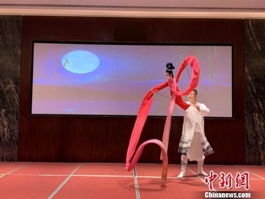 图为木偶戏非遗传承人在发布会上进行展演 武一力 摄