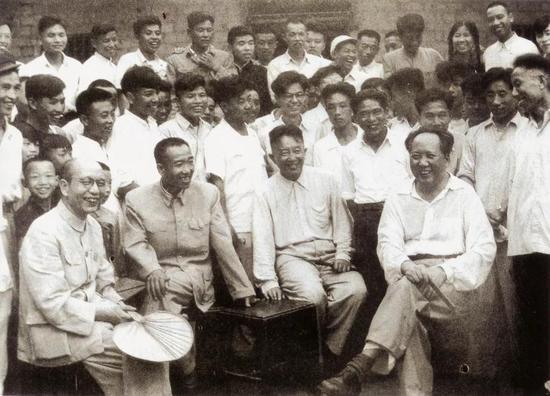 1959年6月,毛泽东、罗瑞卿、王任重、周小舟与韶山乡亲合影于故居前