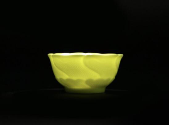 柠檬黄釉暗刻葵花杯(复烧御瓷)