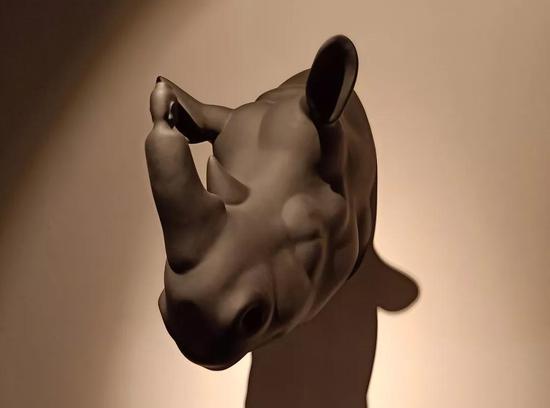 邹亮 《思过》 材质不锈钢烤漆 100×70×100cm 2017