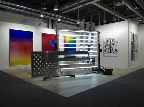 Team画廊2010年在巴塞尔艺博会上的展位。从左至右的作品分别由艺术家Cory Arcangel、Banks Violette以及David Ratcliff创作。图片:courtesy of Team Gallery