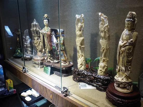 (北京和顺斋店中陈列的猛犸象牙摆件。图/余乐)