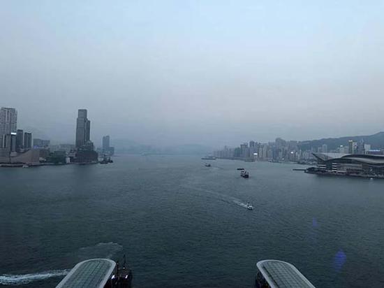 从中环摩天轮俯瞰维港,右侧为香港巴塞尔的举办地香港会议展览中心。
