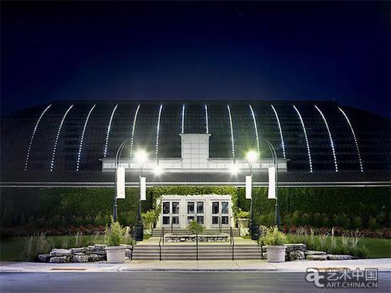 这座建筑的外部覆盖着“灯塔”,一系列LED照明灯意在模仿草在风中飘动的景象。摇摆的“草”的速度模仿了周围的风速。在屋顶上隐藏着太阳能电池板,为整个灯光提供动力。