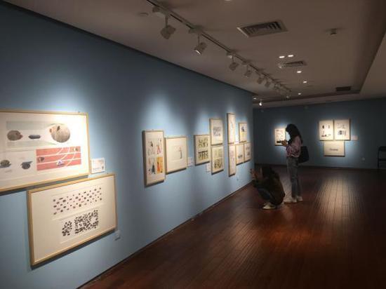 正在朵云轩艺术感展出的博洛尼亚插画展(2017年度作品展)现场