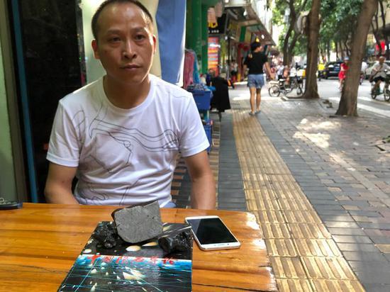 在广州,陨石爱好者彭文轻展示自己收藏的陨石。 向凯 摄
