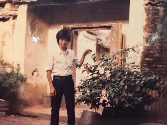 郑泽生在出生山村的家门口