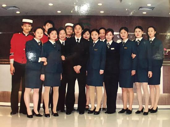 2000年 郑泽生与他创办的酒店员工合影
