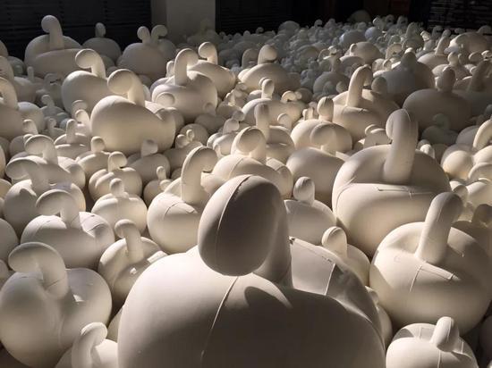 《苹果》陶瓷、玻璃钢,尺寸可变,2005-2018年