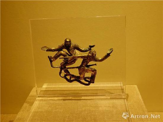 鎏金二人盘舞铜扣饰,西汉,晋宁石寨山墓地出土