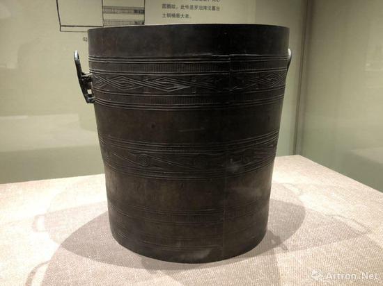 勾连雷纹铜桶,西汉,高36 口径34 底径30.2,广西壮族自治区去博物馆藏
