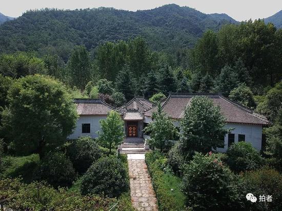 在山水掩映处,是一栋连体仿古别墅。