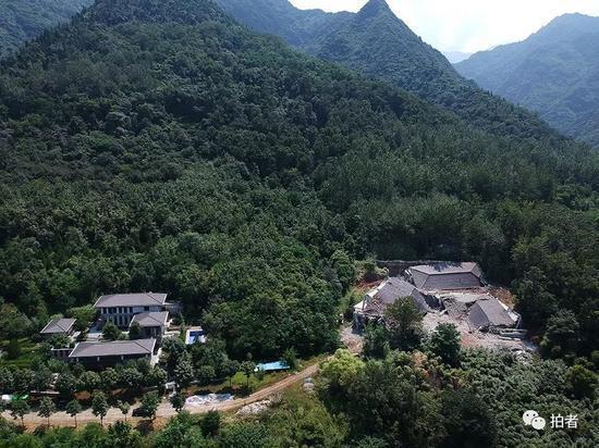 不只是外地老板,一些名人也热衷在山里圈地盖别墅。