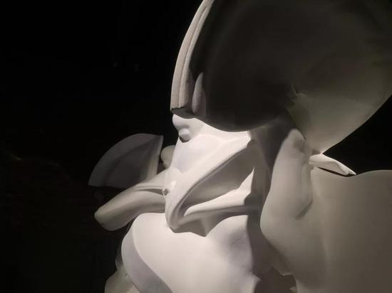 宋建树 捕风者 苯板 聚脲、不锈钢 400x200x200cm 2018年
