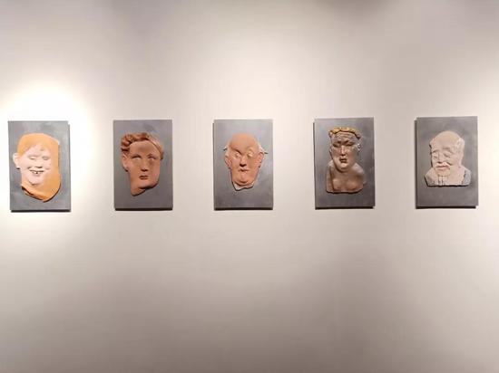 罗小平 《人民广场》 材质陶釉下彩 60×40×10cm14件 2017