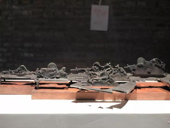 黎明 《这里黎明静悄悄》 材质铸铜 25×25×120cm 2017