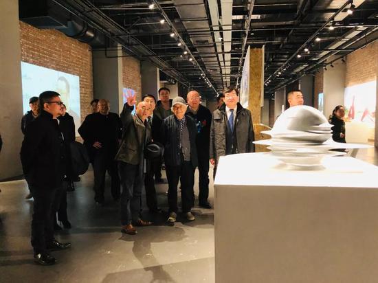 “户外篇”展览场景,嘉宾参观
