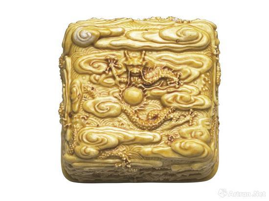 明代娇黄凸雕九龙纹方盂,“吴为制”款