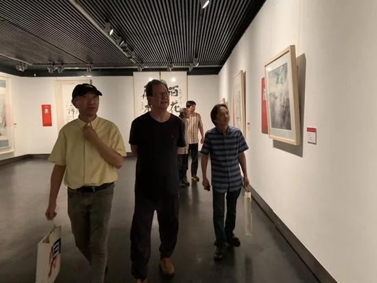 江苏省国画院名誉院长赵绪成、江苏省书画院执行院长高建胜观展