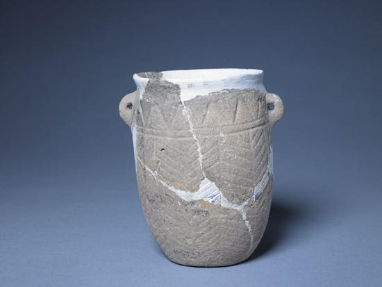 红陶深腹双系罐,新石器时代磁山文化,高14.4cm,口径9.5cm,底径6cm。