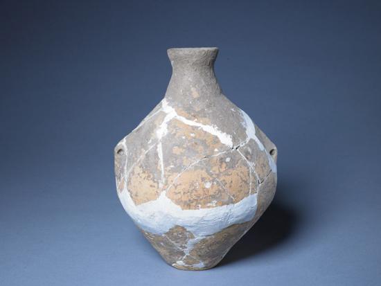 红陶小口瓶,新石器时代磁山文化,高23.8cm 口径5.2cm 底径5.6cm。