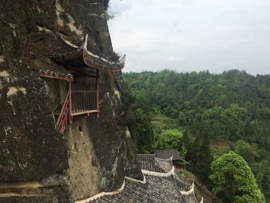 朝阳洞石窟依崖而凿,石窟之间以栈道相连,搭建楼台,青砖小瓦,古色古香。