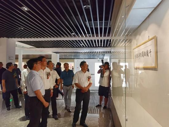 领导与嘉宾观展现场