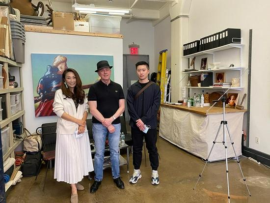 《收藏》杂志杨敏(左)、Peter Drake(中)、旅美雕塑艺术家吴建楠(右)合影