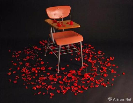 卡利亚·默克 甜蜜的16 岁 吹制玻璃、课桌椅 2013 年