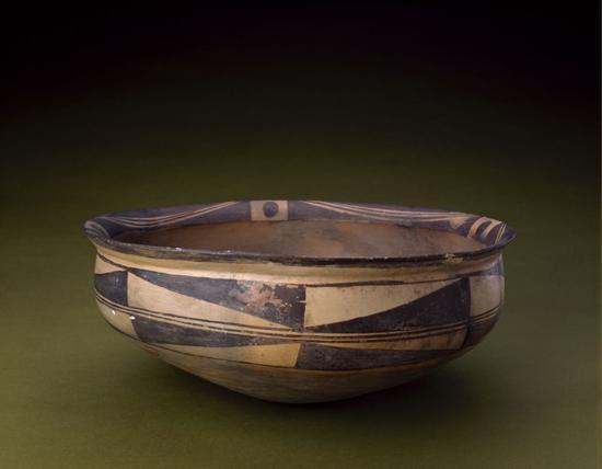 彩陶几何纹盆,新石器时代仰韶文化半坡类型,高16.4cm,口径37.4cm。