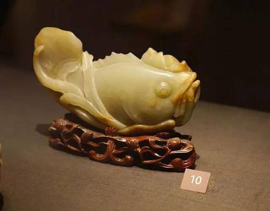 莲间鲤鱼玉雕 明末或清,17-18世纪