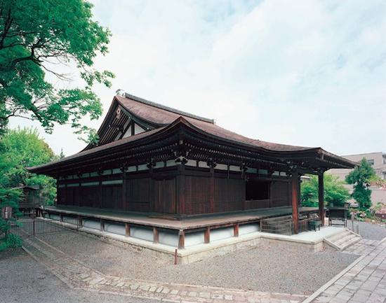 大报恩寺的本堂,1227年建,为京都市内现存最古老建筑物,日本国宝。