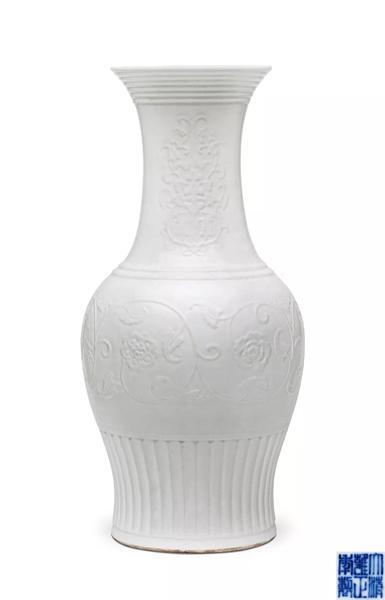 Lot 1054 清雍正 白釉模印仿龙泉大瓶 69 cm 高 成交价: HK$ 2,655,000