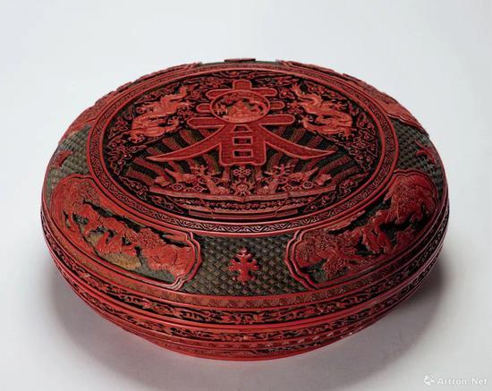 清乾隆 剔彩寿春宝盒 大清乾隆年製、寿春宝盒款 直径:30.5 cm
