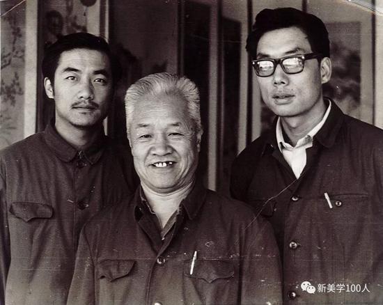 陈岩与徒弟高洪地拜访艺术家,开始征新画业务,中为白雪石先生
