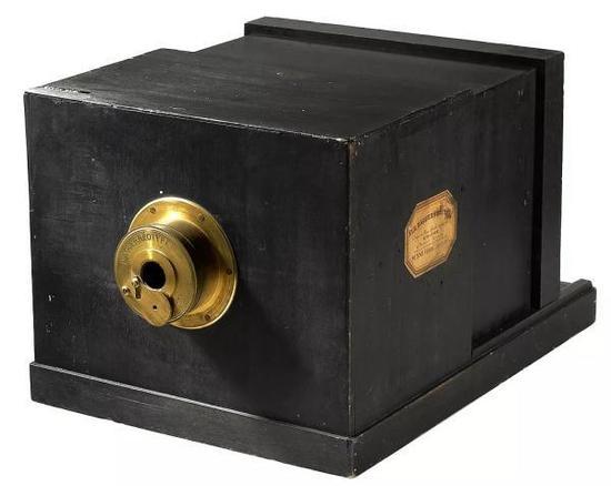 1839年的达盖尔相机,外形和暗箱十分相似