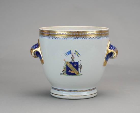 广彩章双耳冰酒桶,清乾隆(1736-1795) 广州博物馆藏