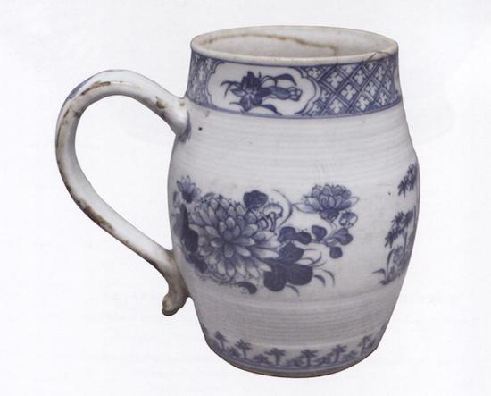 青花花卉纹把杯 清(1644—1911)江西省博物馆藏