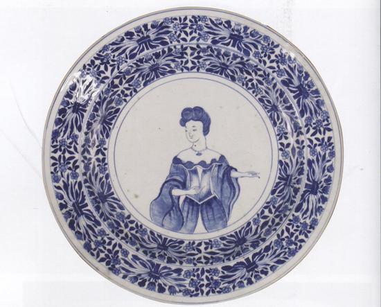 青花仕女盘,清乾隆(1736-1795) 江西省博物馆藏