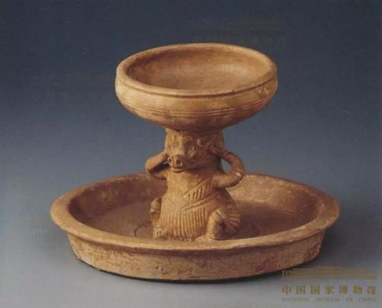 三国吴青瓷熊灯,1958年江苏南京清凉山出土,现藏国家博物馆