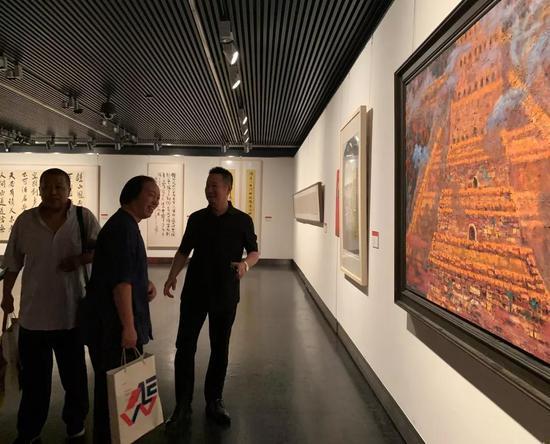 江苏省国画院副院长崔见观展