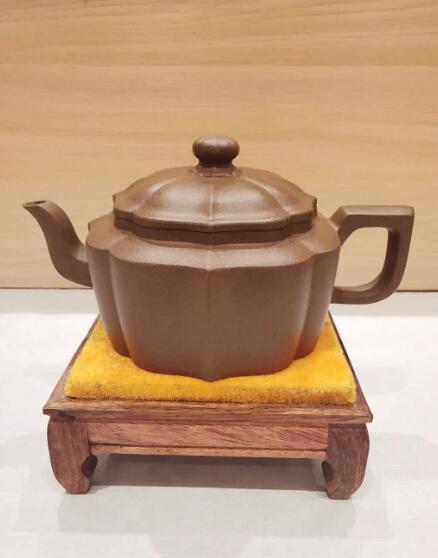 程曙紫砂壶作品--菱花执壶