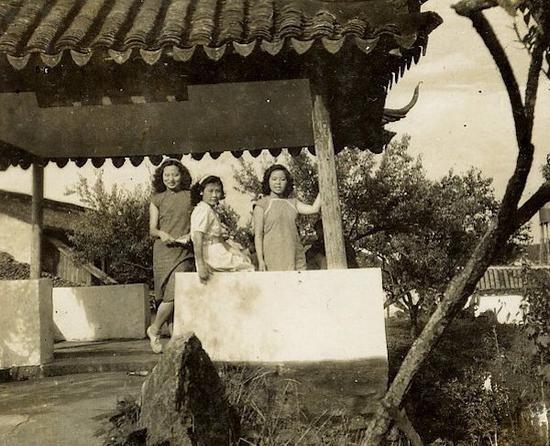 1950年,董蕾(左)与唐令渊(中)等在沧浪亭。