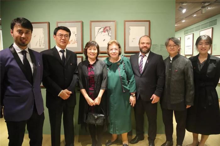 出席展览的嘉宾合影留念,从左至右依次为:中希经济文化发展促进会副会长徐洪,北京画院党委书记刘宝华,中华人民共和国驻希腊大使章启月,希腊共和国文化和体育部部长莉娜•门佐尼,中希经济文化发展促进会会长乔治•卡格里斯,北京画院副院长、北京画院美术馆馆长吴洪亮,本次展览的策展人王亚楠