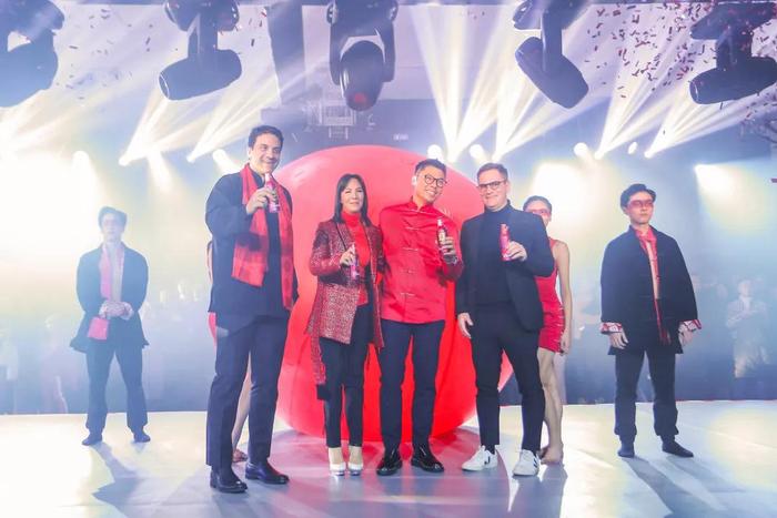 出席嘉宾合影:百威中国区总裁福瑞德,上海滩创意总监邓爱嘉,百威亚太区市场副总裁车祁,UCCA尤伦斯当代艺术中心馆长兼CEO田霏宇。
