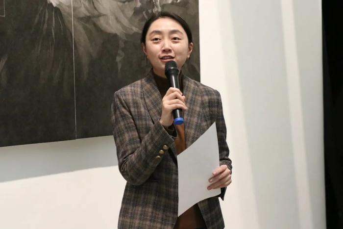 美术馆副馆长高高担任主持人