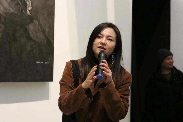 展览策展人耿菁华发言